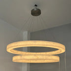 Lustre LED circulaire à étages en albâtre de 152 cm - Rivage Lueur