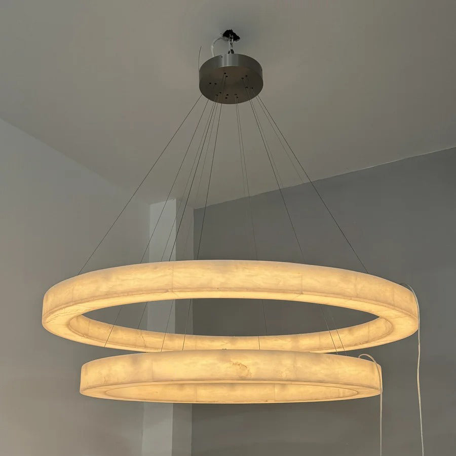 Lustre LED circulaire à étages en albâtre de 152 cm - Rivage Lueur