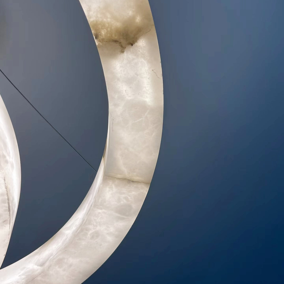 Lustre LED circulaire à étages en albâtre de 152 cm - Rivage Lueur