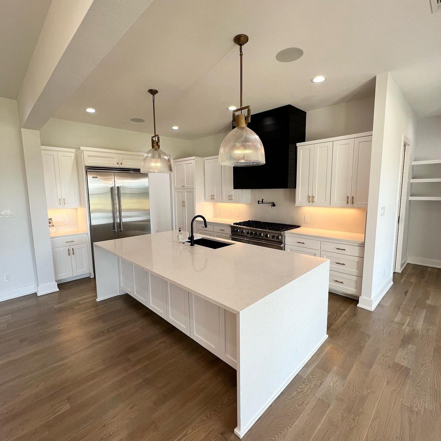 14 Inch Ribbed Glass Bell Pendant Light - Machinist