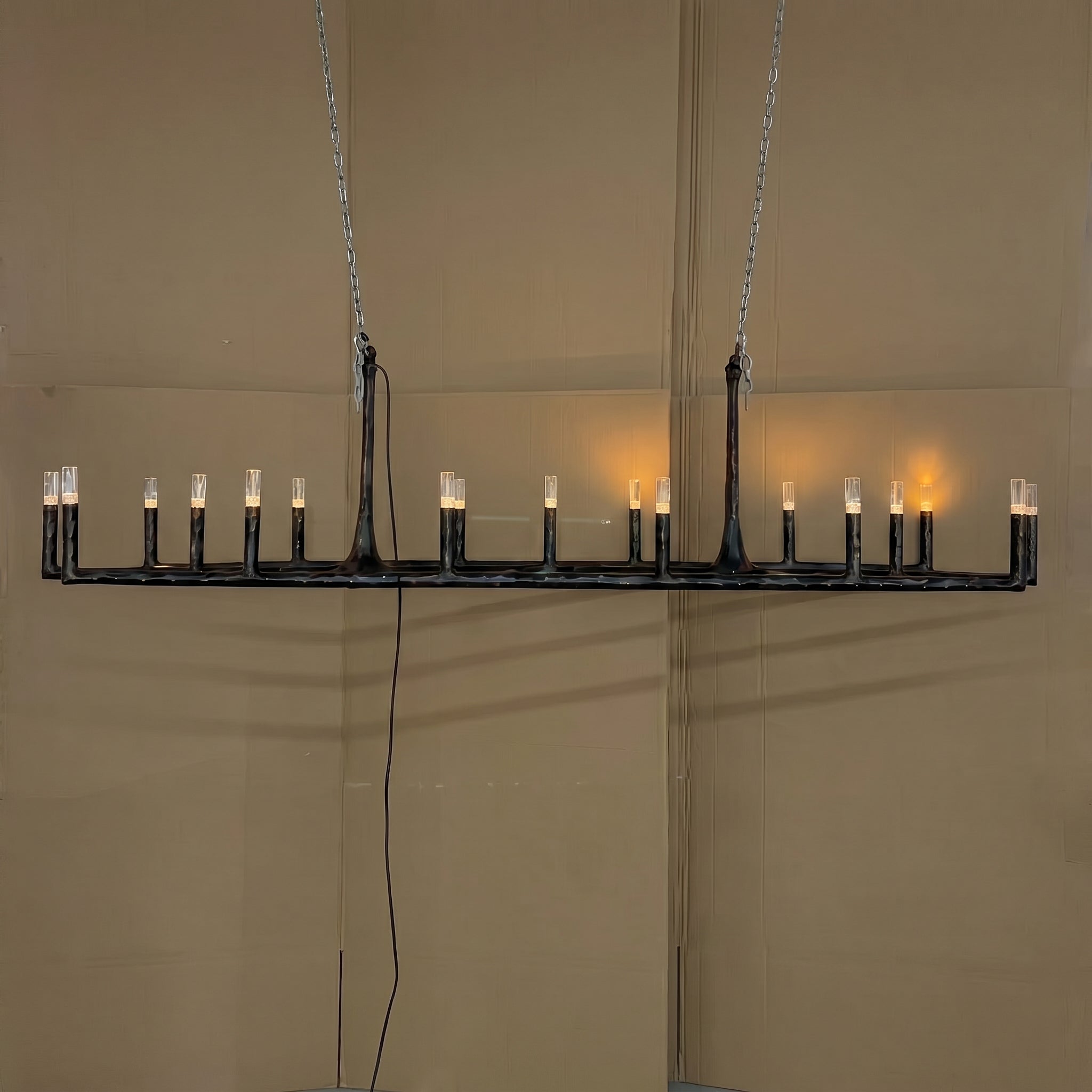 96 Zoll geschmiedeter linearer Kronleuchter Candlestick - Thaddeus