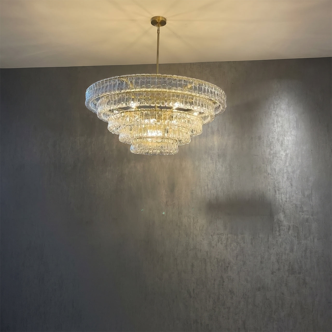Lustre à plusieurs niveaux en verre clair de 48 pouces - Ghiaccio